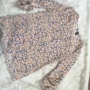 BKE Boutique light peach and gray blouse. Size Medium.